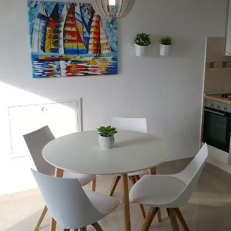 Apartments Crikvenica דירה *